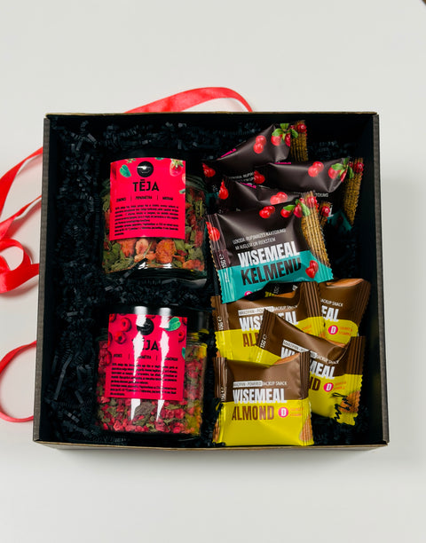 Berry & Peppermint Gift Set with Marzipan and Rye Snacks